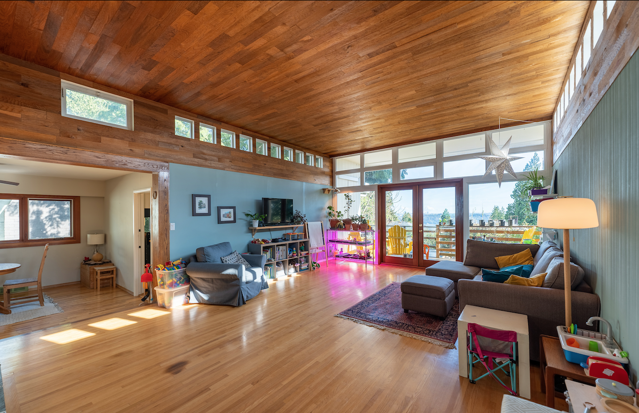 COZY FAMILY HOME IN THE HEART OF AMBLESIDE- 1488 Palmerston Avenue, West Vancouver